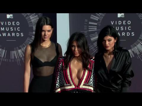 VIDEO : Kendall Jenner Admires Sister Kim Kardashian's Style