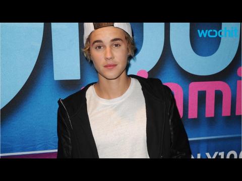 VIDEO : Surprise! Justin Bieber Joins Ariana Grande in Concert Again, Gets a Little Flirty