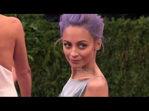 VIDEO : Nicole Richie et les stars qui explorent les couleurs de l'arc-en-ciel avec leurs cheveux