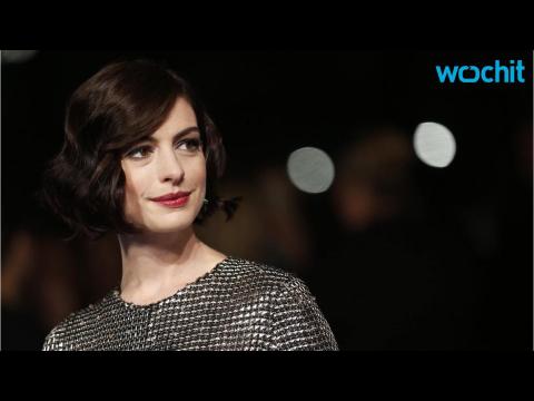VIDEO : Watch Anne Hathaway Swing Epic 'Wrecking Ball' on 'Lip Sync Battle'