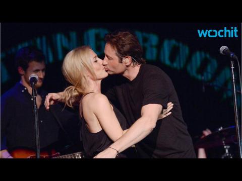 VIDEO : David Duchovny Plants One on Gillian Anderson