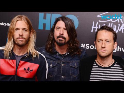 VIDEO : Dave Grohl's Spontaneous Takes Over of Band Mate's Side-Project