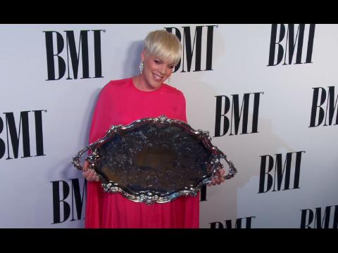 VIDEO : Exclu Vido : Pink succde  Taylor Swift  la tte des BMI Awards !