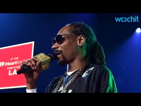 VIDEO : Snoop Dogg Uses Fake Arms to Bake Special Cookies