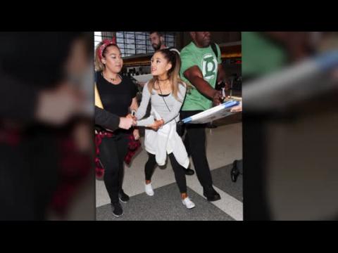 VIDEO : Paris Bound Ariana Grande Looks Happy Chilled And Single