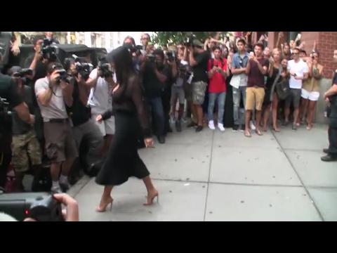 VIDEO : Un policier reluque le derrire de Kim Kardashian