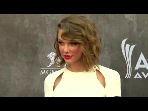 VIDEO : Taylor Swift passe de la country  la pop