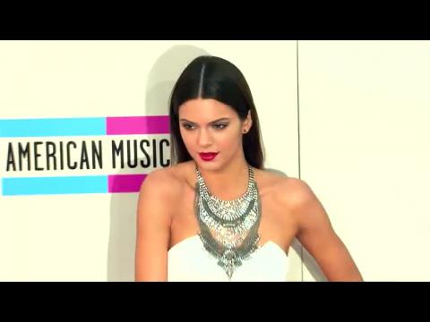 VIDEO : Kendall Jenner Threatens to Sue Waitress For Accusations