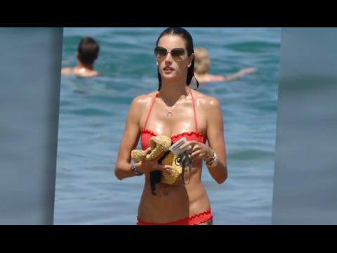 VIDEO : Alessandra Ambrosio est sublime  Maui
