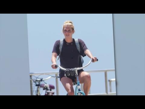 VIDEO : Kesha Rides Her Bike On The Beach with Boyfriend Brad Ashenfelter