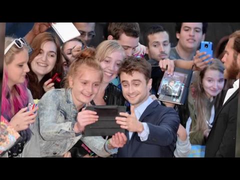 VIDEO : Daniel Radcliffe est lgant  la premire de The F Word et se fait recoiffer par sa maman