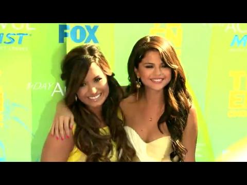 VIDEO : Demi Lovato explica el por qu dej de seguir a Selena Gomez en Twitter