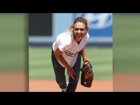 VIDEO : Jessica Alba lance la première balle au match des Dodgers