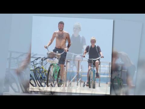 VIDEO : Kesha monta su bicicleta en la playa junto a su novio Brad Ashenfelter