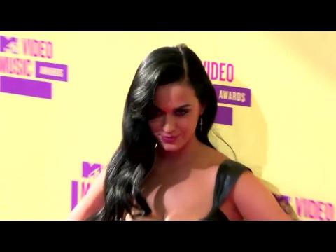 VIDEO : Katy Perry deseara haber tenido una mejor educacin