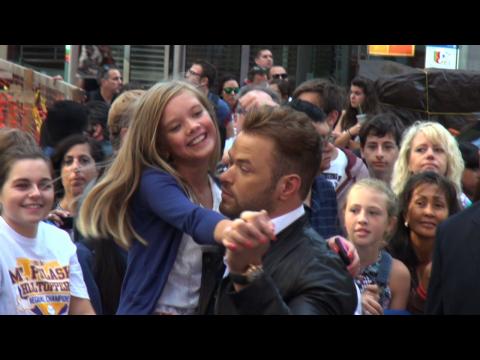 VIDEO : Kellan Lutz Dances With Young Girl