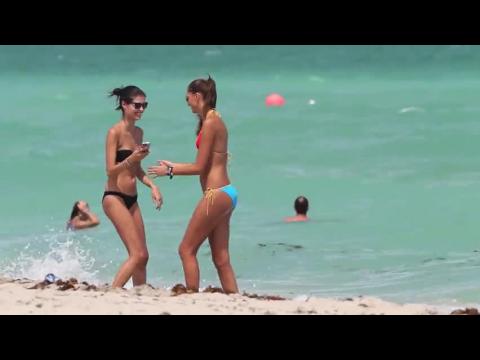 VIDEO : Las supermodelos Milena Cardoso y Fernanda Uesler se lucen en biquinis diminutos