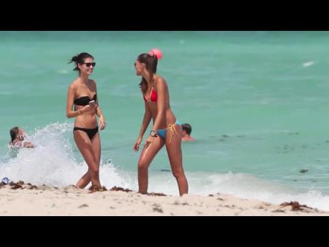VIDEO : Les mannequins Milena Cardoso et Fernanda Uesler sont sublimes en bikinis