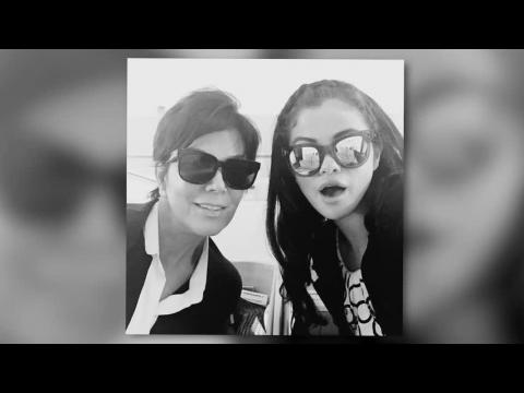 VIDEO : Selena Gomez y Kris Jenner se convierten en compaeras de vuelo