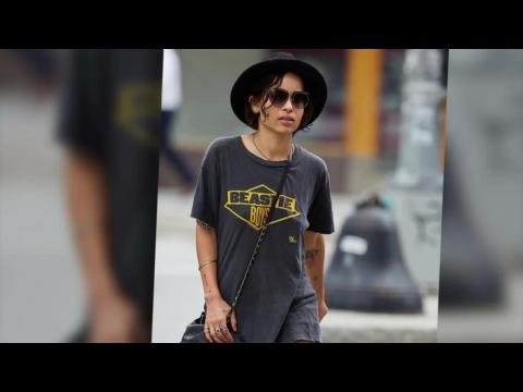 VIDEO : Cara Delevingne and Zoe Kravitz Enjoy a Girls Lunch Date