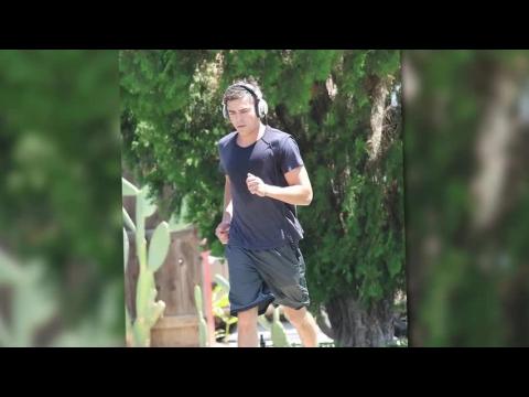 VIDEO : Zac Efron retourne au travail aprs son aventure avec Michelle Rodriguez