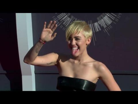 VIDEO : Miley Cyrus' Homeless Friend Accepts Her Award At VMAs