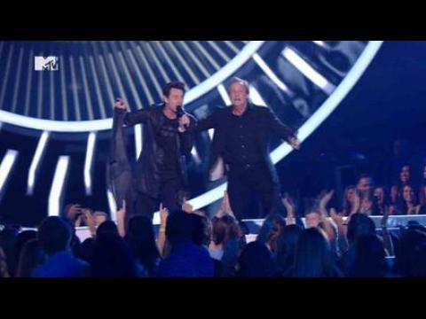 VIDEO : Jim Carrey chute aux MTV VMA - ZAPPING PEOPLE DU 26/08/2014