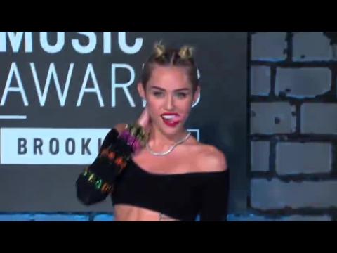 VIDEO : Miley Cyrus 'Just Getting Started' Tackling Homeless Problem
