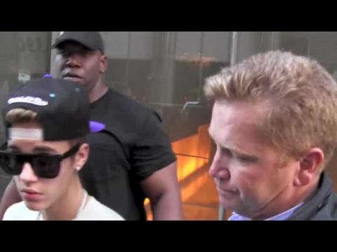 VIDEO : Justin Bieber est  nouveau poursuivi en justice aprs une attaque contre un paparazzo