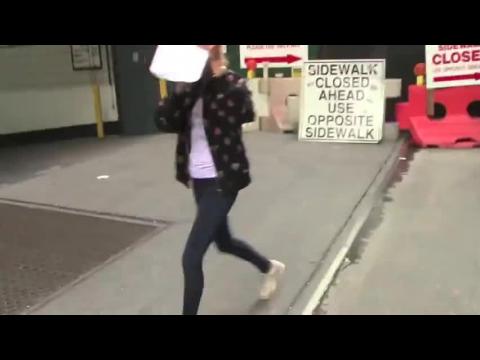 VIDEO : Cara Delevingne Kicks Off at the Paparazzi