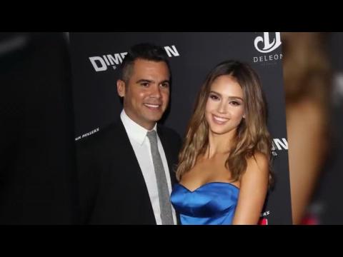 VIDEO : Jessica Alba is the Queen of the Red Carpet