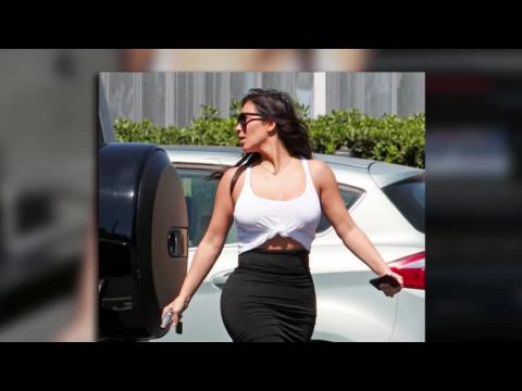 VIDEO : Kim Kardashian muestra sus curvas en un top corto diminuto