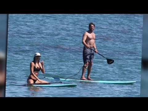 VIDEO : Gerard Butler muestra su acuerpado cuerpo en la playa