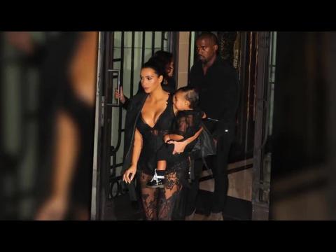 VIDEO : Kim Kardashian utilise ses meilleurs atouts pour s'emparer des feux de la rampe à la Semaine