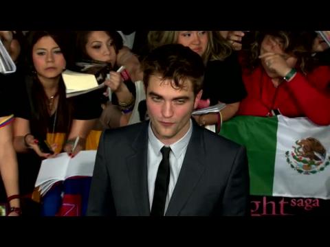 VIDEO : FKA Twigs recibe racismo en el Internet por salir con Robert Pattinson