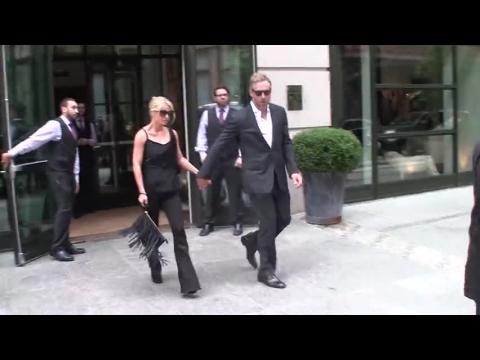 VIDEO : Jessica Simpson se ve increble vestida de negro