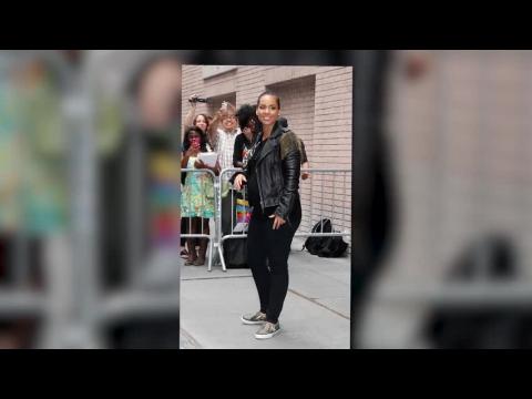 VIDEO : Heavily Pregnant Alicia Keys Appears On The View