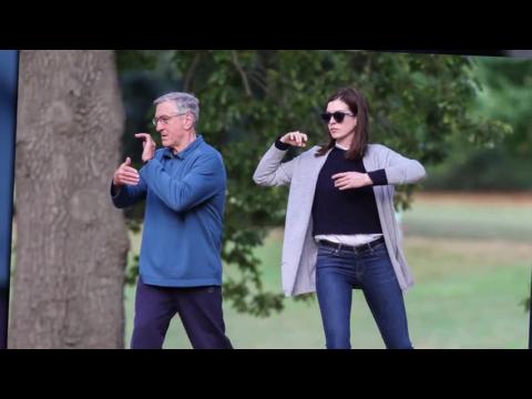 VIDEO : Robert De Niro y Anne Hathaway hacen Tai Chi