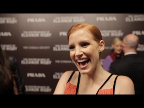 VIDEO : Jessica Chastain Stuns And Is Animated During Red Carpet Interview