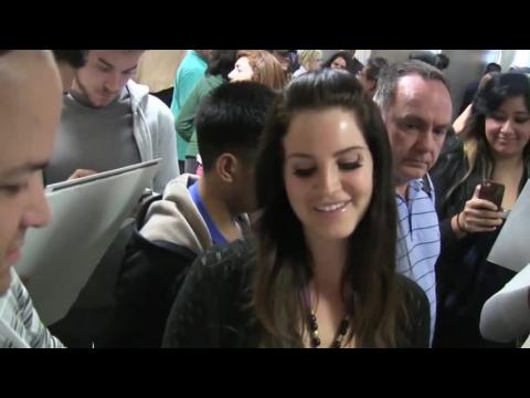 VIDEO : Lana Del Rey Cancels her European Concerts Due to Illness