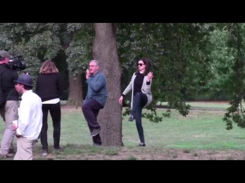 VIDEO : Robert De Niro And Anne Hathaway Take Up Tai Chi