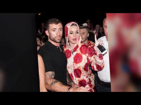 VIDEO : Katy Perry luce un enterizo de pizza de pepperoni