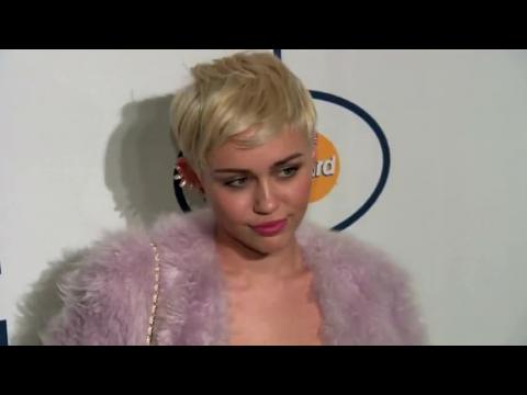 VIDEO : Miley Cyrus Gets Up Close & Personal With A Fan