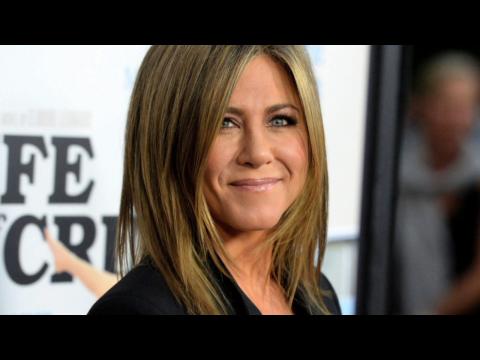 VIDEO : Jennifer Aniston is Stunning At 'Life of Crime' Premiere
