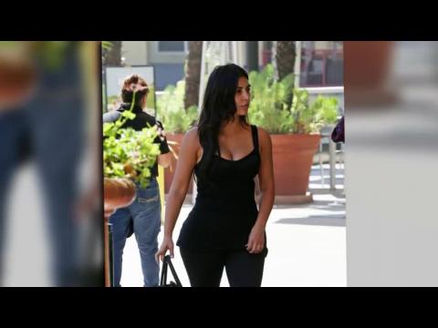 VIDEO : Kim Kardashian Shows Off her Famous Curves