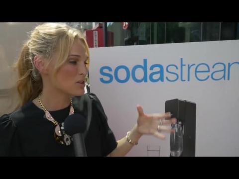 VIDEO : Molly Sims Supports SodaStream's #ReThinkYourDrink Campaign