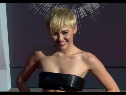 VIDEO : Miley Cyrus offre de payer les frais légaux de son ami sans-abri
