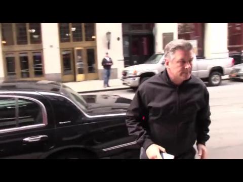 VIDEO : Alec Baldwin Has Another Encounter with Photographer
