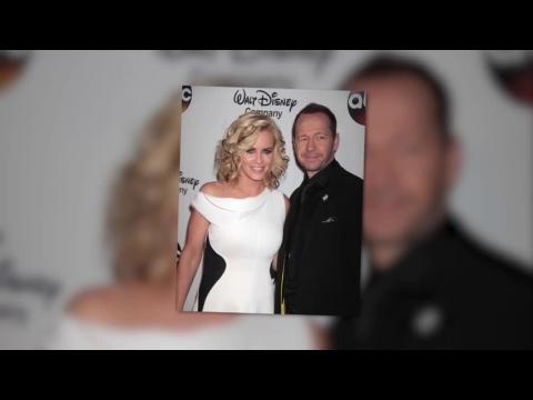 VIDEO : Jenny McCarthy & Donnie Wahlberg Tie The Knot