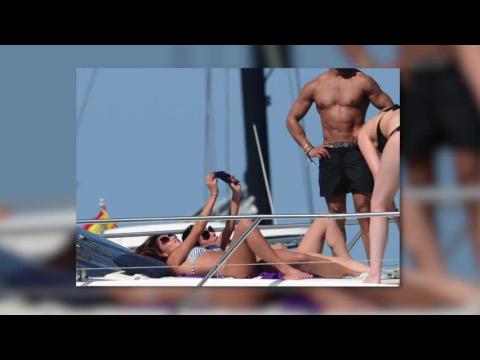VIDEO : Nicole Scherzinger prend des selfies  Ibiza